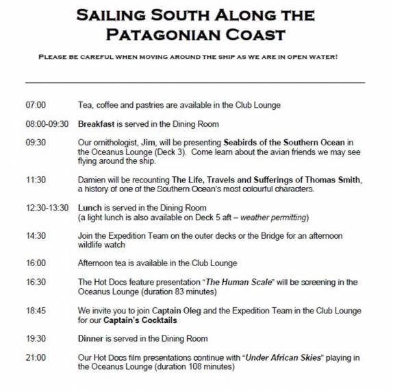 As telas do Sea Spirit anunciam a programação do dia 4/11, com palestras pela manhã, filmes e um coquetel de tarde e de noite